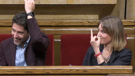 Peineta de Jéssica Albiach (En Comú Podem) a Ignacio Garriga (Vox) en un pleno del Parlament catalán